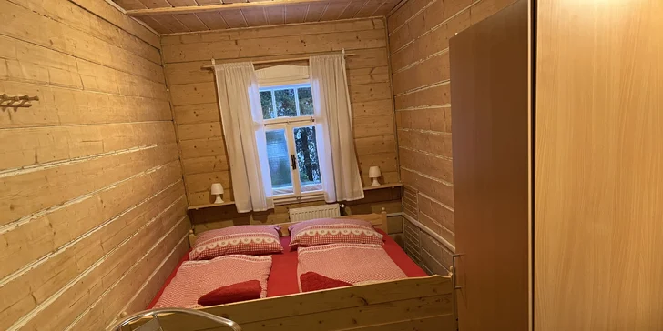 Zimní lyžovačka i jarní turistika s polopenzí v Krkonoších: nocleh a domácí strava na kraji Harrachova