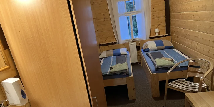 Zimní lyžovačka i jarní turistika s polopenzí v Krkonoších: nocleh a domácí strava na kraji Harrachova