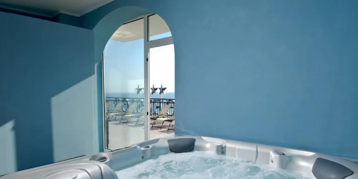 Dovolená na Jadranu: hotel přímo u pláže, plná penze i wellness s vířivkou, saunou a vyhřívanými bazény