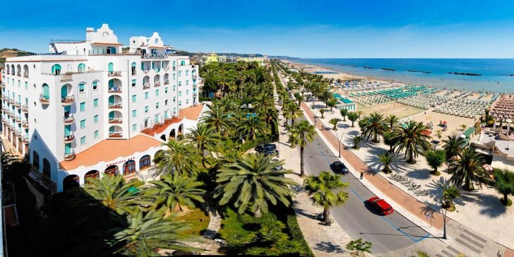 Dovolená na Jadranu: hotel přímo u pláže, plná penze i wellness s vířivkou, saunou a vyhřívanými bazény