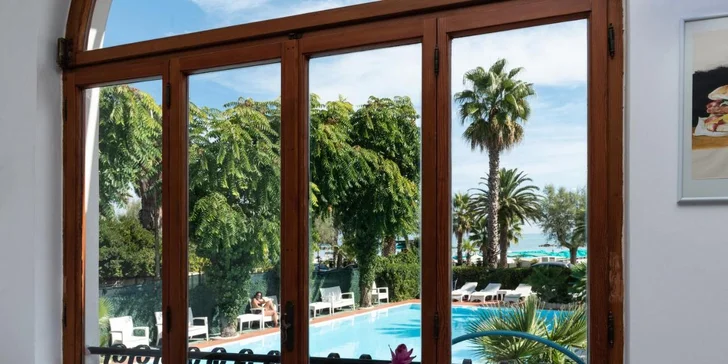 Dovolená na Jadranu: hotel přímo u pláže, plná penze i wellness s vířivkou, saunou a vyhřívanými bazény