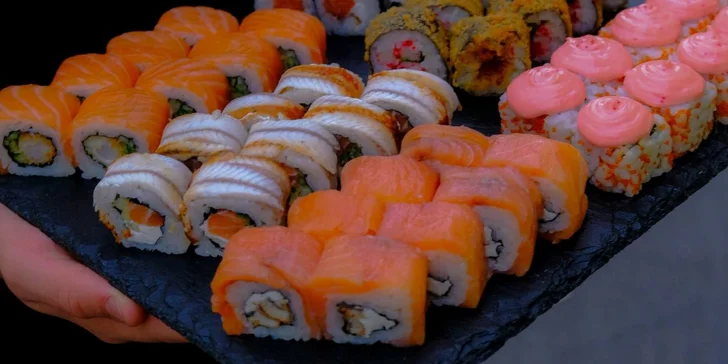 Degustační sushi set: 48 vymazlených rolek s lososem i úhořem v centru Prahy