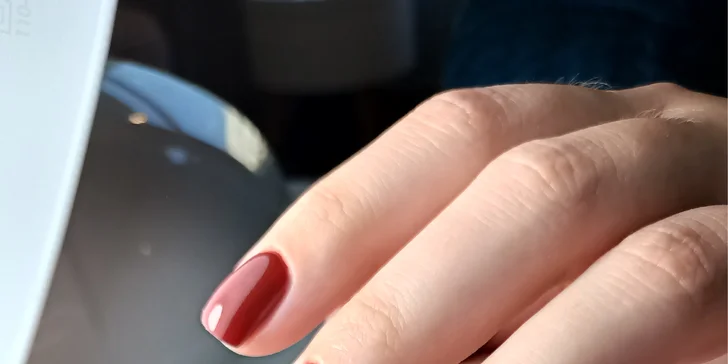 Krásné nehty s profi manikúrou a pedikúrou: gel lak i spa péče s parafínem a peelingem