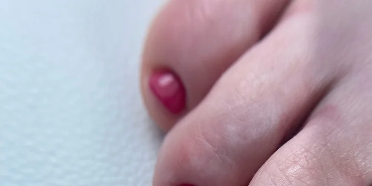 Krásné nehty s profi manikúrou a pedikúrou: gel lak i spa péče s parafínem a peelingem