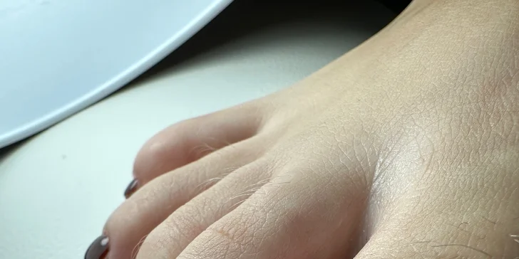 Krásné nehty s profi manikúrou a pedikúrou: gel lak i spa péče s parafínem a peelingem