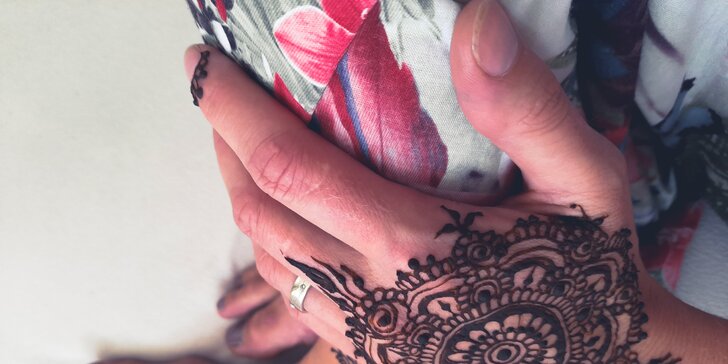 Malování hennou na vlastní kůži od hennové umělkyně pro 1 osobu