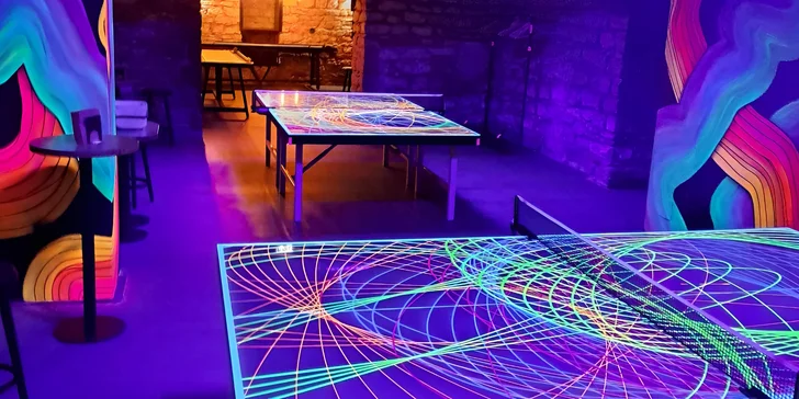 Ping-pong s UV barvami či shuffleboard včetně drinků až pro 6 hráčů