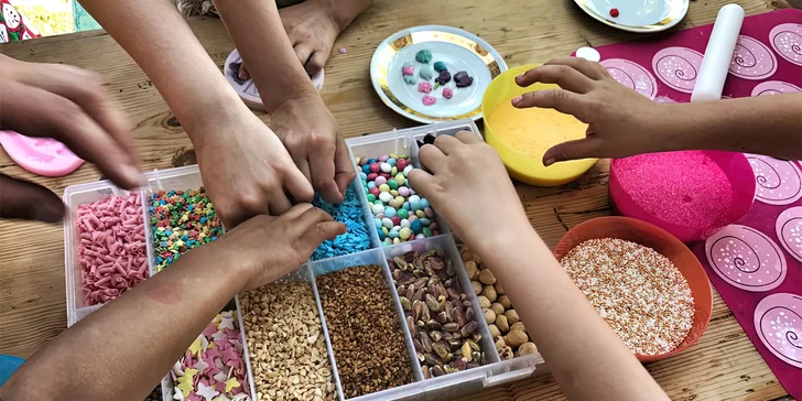 Čokoládové skupinové kurzy pro děti: výroba cake pops, lízátek i cupcakes
