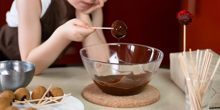 Čokoládové skupinové kurzy pro děti: výroba cake pops, lízátek i cupcakes