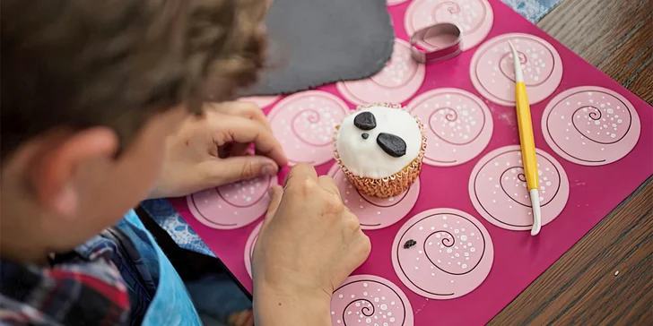 Čokoládové skupinové kurzy pro děti: výroba cake pops, lízátek i cupcakes