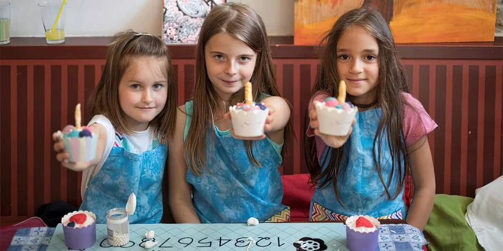 Čokoládové skupinové kurzy pro děti: výroba cake pops, lízátek i cupcakes