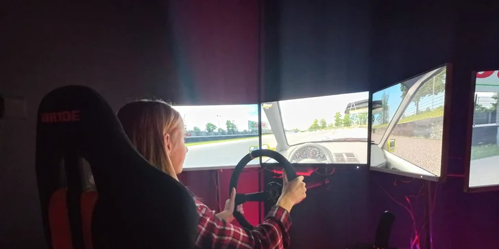 Hodina jízdy na automobilových simulátorech v centru Brna pro 1–4 závodníky