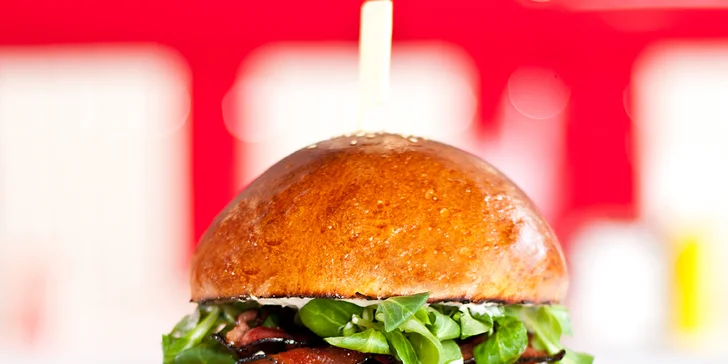 500-1 500 Kč na cokoliv v americkém dineru EB: burgery, sendviče, steaky