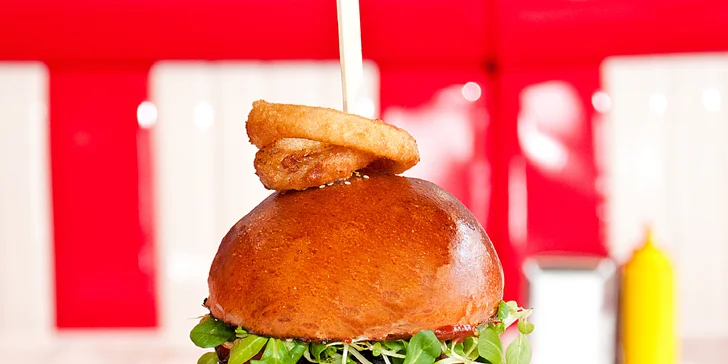 500-1 500 Kč na cokoliv v americkém dineru EB: burgery, sendviče, steaky
