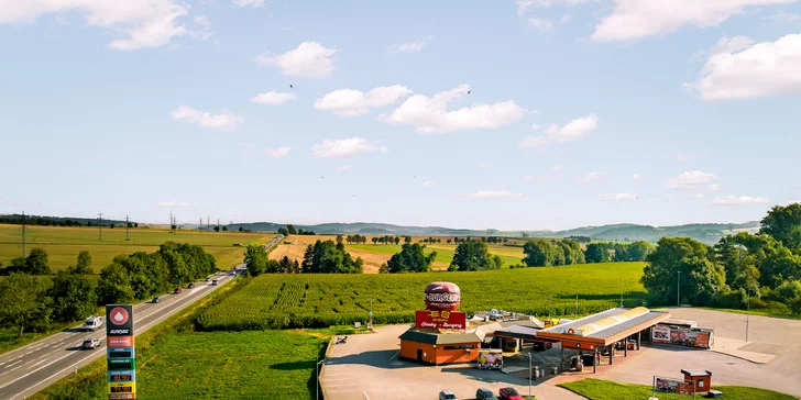 500-1 500 Kč na cokoliv v americkém dineru EB: burgery, sendviče, steaky