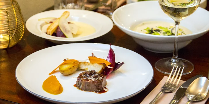 Restaurace Kounický dvůr: 3chodové i 5chodové degustační menu pro dva