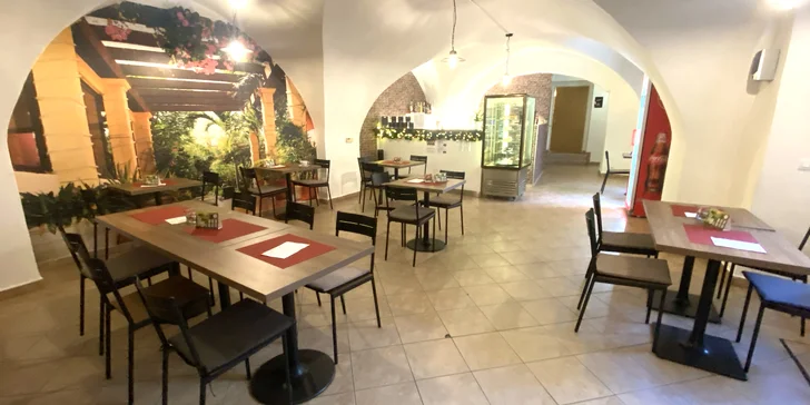 Sladké chvilky v rodinné cukrárně: káva a dort dle výběru pro 1 i 2 osoby
