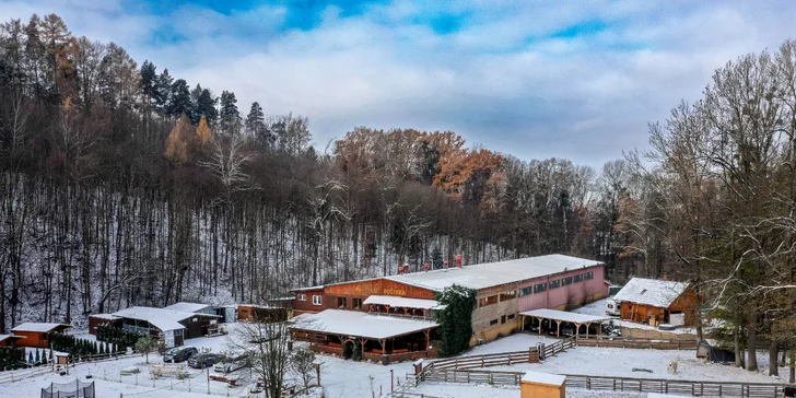 Dovolená ve srubech s wellness kádí i bazénem pro páry i rodiny uprostřed stylového ranče Bučiska