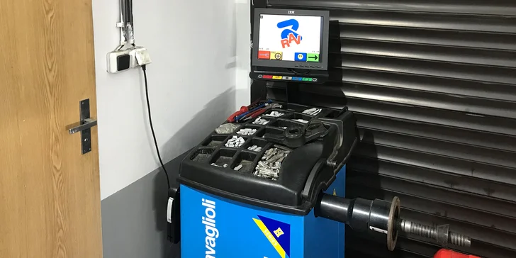 Kompletní přezutí auta od sundání kol přes přezutí pneumatik až po vyvážení: osobní vozy i SUV