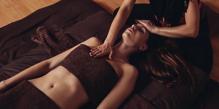 Tantrická masáž: vědomé doteky dle potřeb klienta, peříčka i vonné oleje, pro muže i ženy