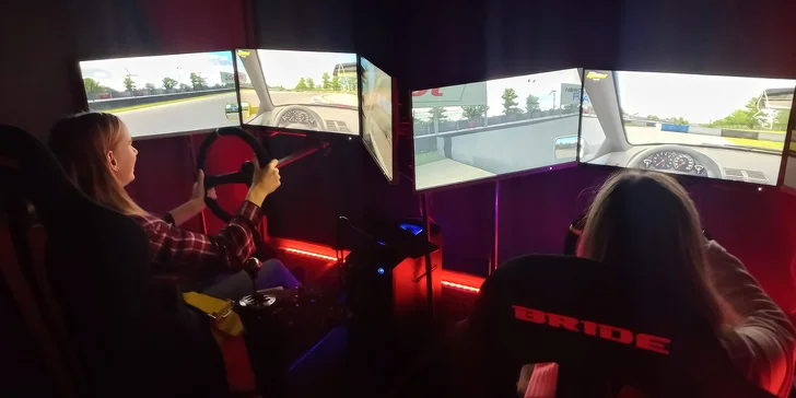 Hodina jízdy na automobilových simulátorech v centru Brna pro 1–4 závodníky