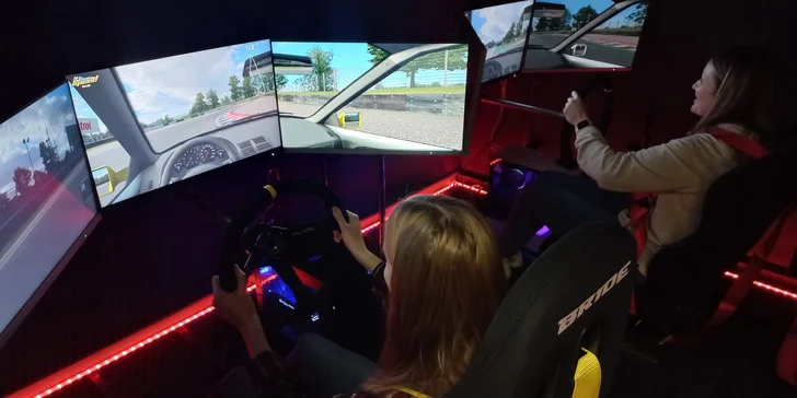 Hodina jízdy na automobilových simulátorech v centru Brna pro 1–4 závodníky