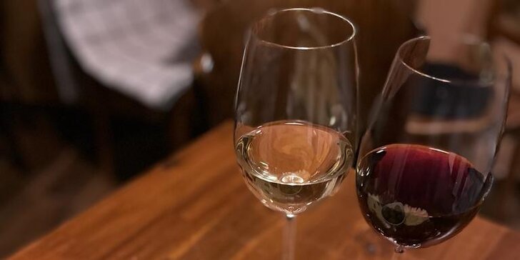 Tapas a víno v malé vinárně: 6 nebo 12 dcl, výběr sýrů, salámů i olivy pro 2 os.