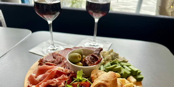 Degustační prkno pro 2-4 osoby: sýry, uzeniny, salátek, česneková bageta a červené víno k tomu