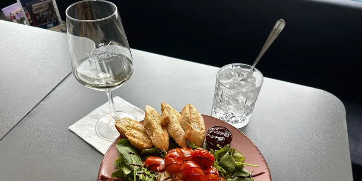 Grilovaný camembert s brusinkami, rajčátky a salátem i sklenka prosecca pro 2 osoby