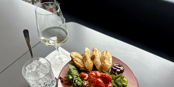 Grilovaný camembert s brusinkami, rajčátky a salátem i sklenka prosecca pro 2 osoby