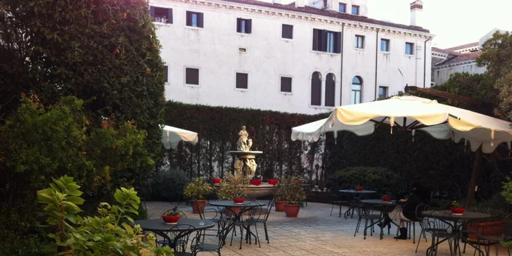 Elegantní 3* hotel v centru Benátek u Canal Grande: snídaně, útulná zahrada i dítě do 3 let zdarma