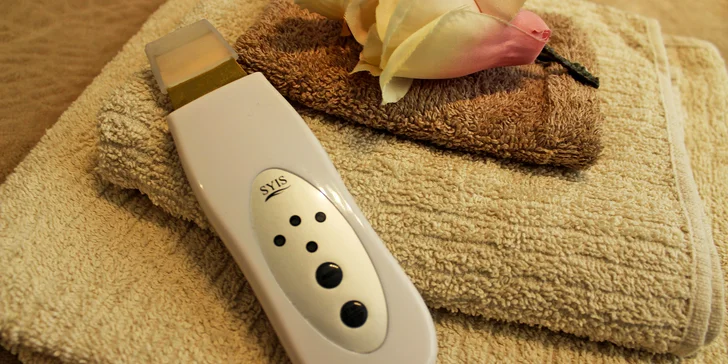 Kosmetické ošetření pleti: peeling, čištění, sérum, vyživující maska i masáž obličeje
