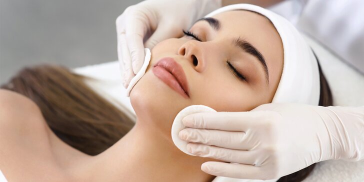 Kosmetické ošetření pleti: peeling, čištění, sérum, vyživující maska i masáž obličeje