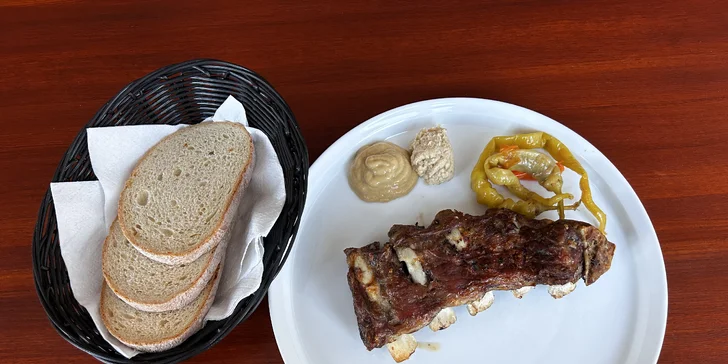 Grilovaná žebra v hostinci Na Zlaté stoce: 500–1000 g masa a neomezeně příloh