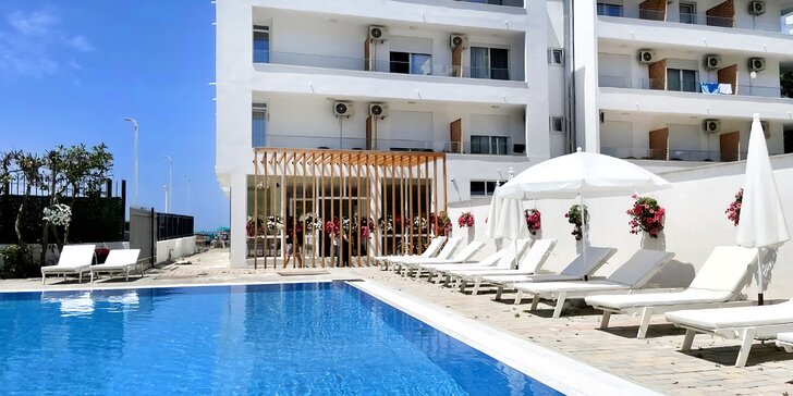 Letní dovolená v Albánii: 4* hotel Besani u pláže, bazén, all inclusive a letenka