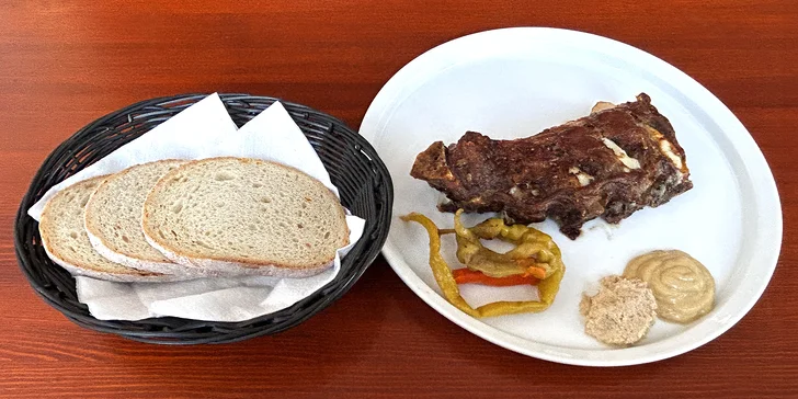 Grilovaná žebra v hostinci Na Zlaté stoce: 500–1000 g masa a neomezeně příloh