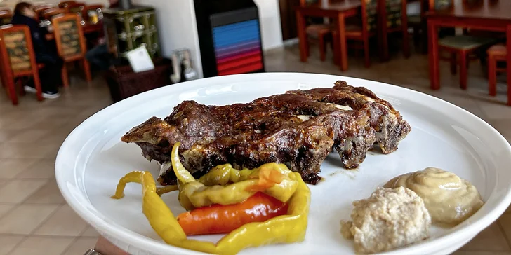 Grilovaná žebra v hostinci Na Zlaté stoce: 500–1000 g masa a neomezeně příloh