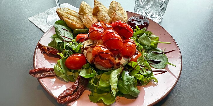 Grilovaný camembert s brusinkami, rajčátky a salátem i sklenka prosecca pro 2 osoby