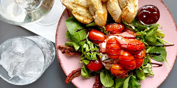 Grilovaný camembert s brusinkami, rajčátky a salátem i sklenka prosecca pro 2 osoby