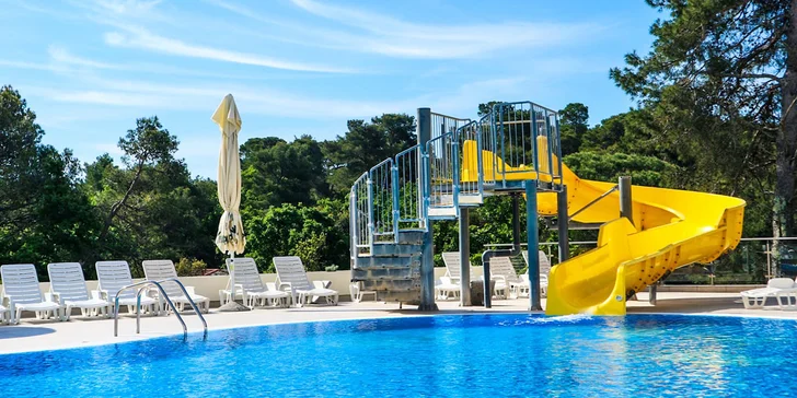 Dovolená v Biogradu na Moru: all inclusive, 2 děti zdarma, 300 m na pláž a bazény