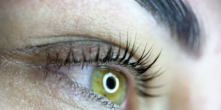 Natočení řas i fixace nepoddajného obočí: Lash lifting, laminace obočí nebo obojí