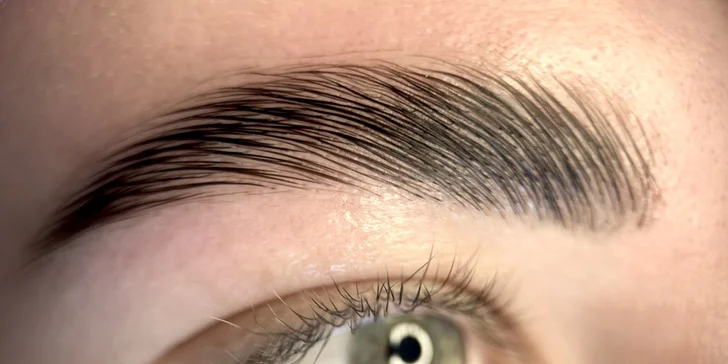Natočení řas i fixace nepoddajného obočí: Lash lifting, laminace obočí nebo obojí