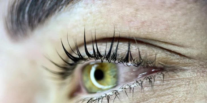 Natočení řas i fixace nepoddajného obočí: Lash lifting, laminace obočí nebo obojí