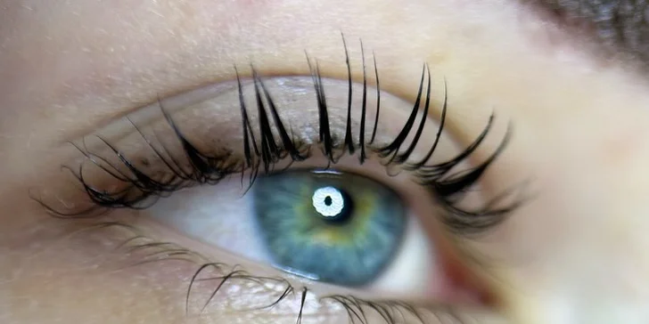 Natočení řas i fixace nepoddajného obočí: Lash lifting, laminace obočí nebo obojí