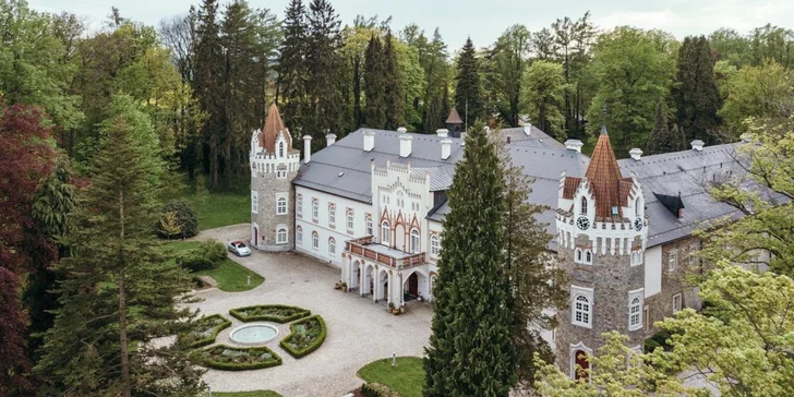 Piknikový koš plný dobrot i lahev prosecca v zámeckém parku Chateau Herálec