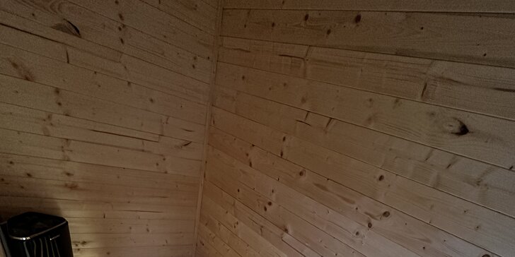 Netradiční pobyt v dřevěném domku na samotě s wellness: vyhřívaný koupací sud a venkovní sauna