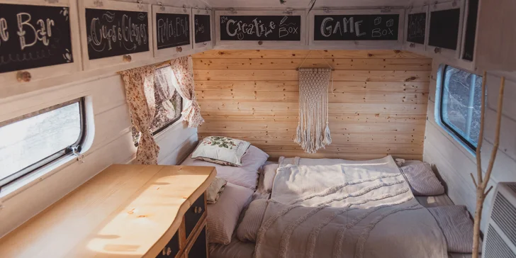 Pobyt mezi zvířátky na ranči: karavan, chatka či maringotka, mini zoo, koně a možnost snídaní