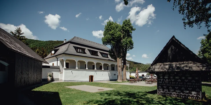 Pohádkový pobyt v barokním zámečku ve vesnici Čičmany