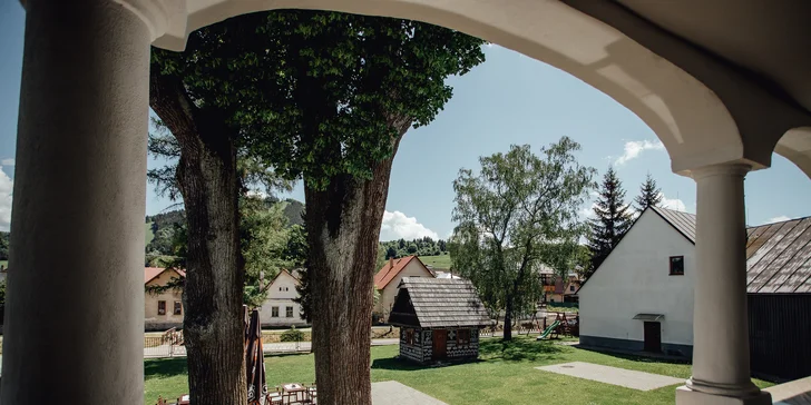 Čarokrásný pobyt ve světoznámé obci Čičmany na Slovensku: túry a úchvatná lidová architektura