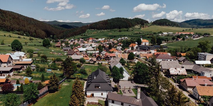 Čarokrásný pobyt ve světoznámé obci Čičmany na Slovensku: lyžování i túry a úchvatná lidová architektura